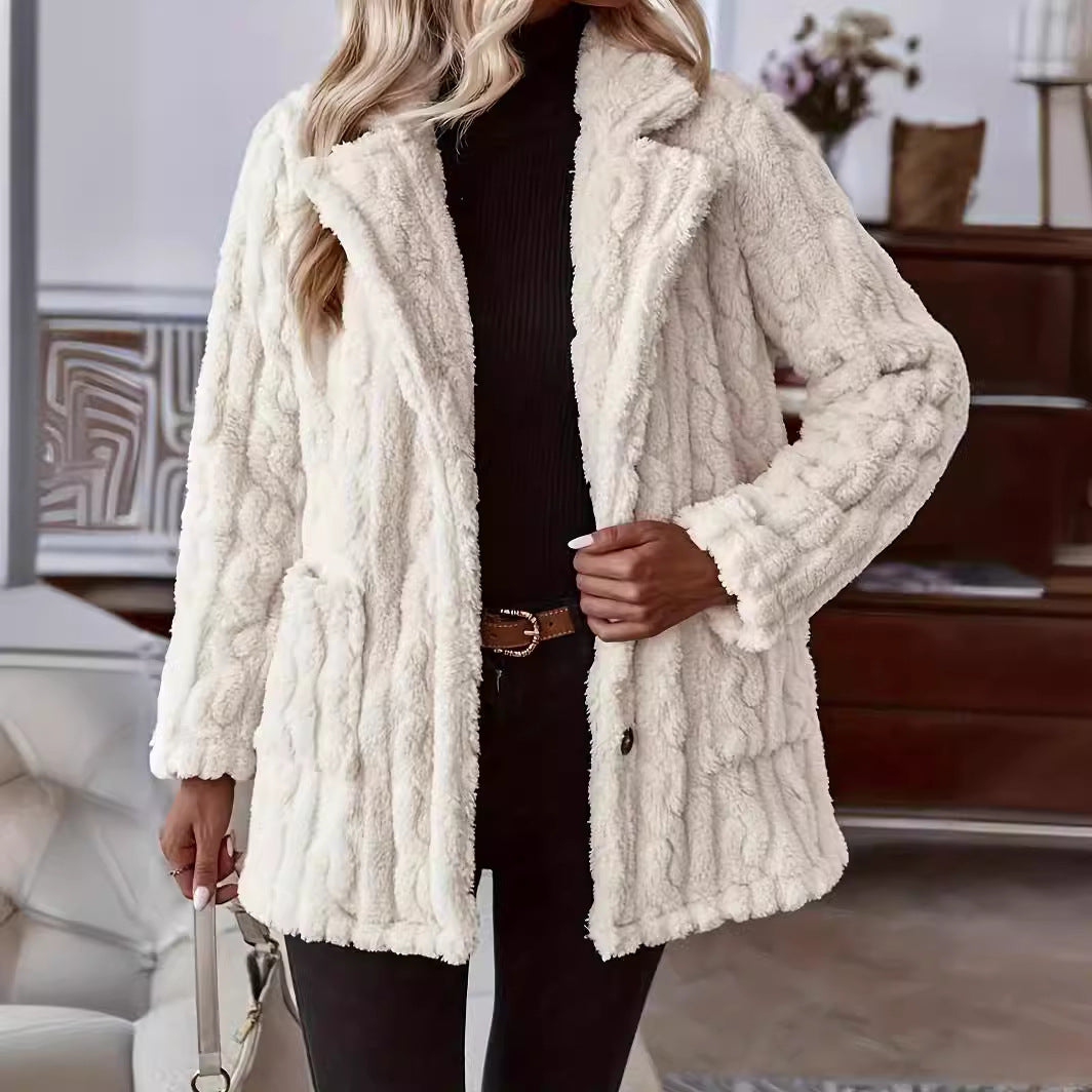 Damen Plüschjacke mit elegantem Zopfmuster und dekorativen Knopfdetails Drune
