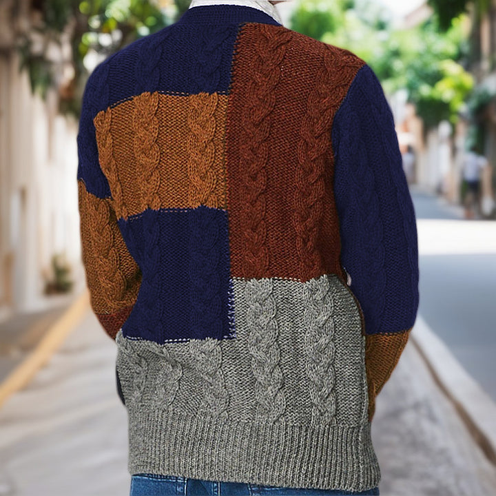 Herren Strickjacke mit modernem Zopfmuster und farblich abgestimmten Taschen Drune