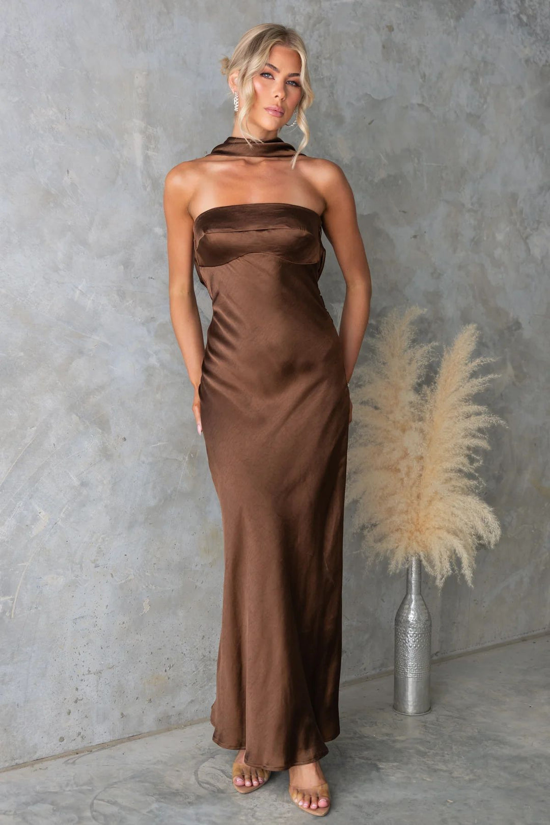Damen Elegantes Abendkleid mit schulterfreiem Design und schimmerndem Satin Drune