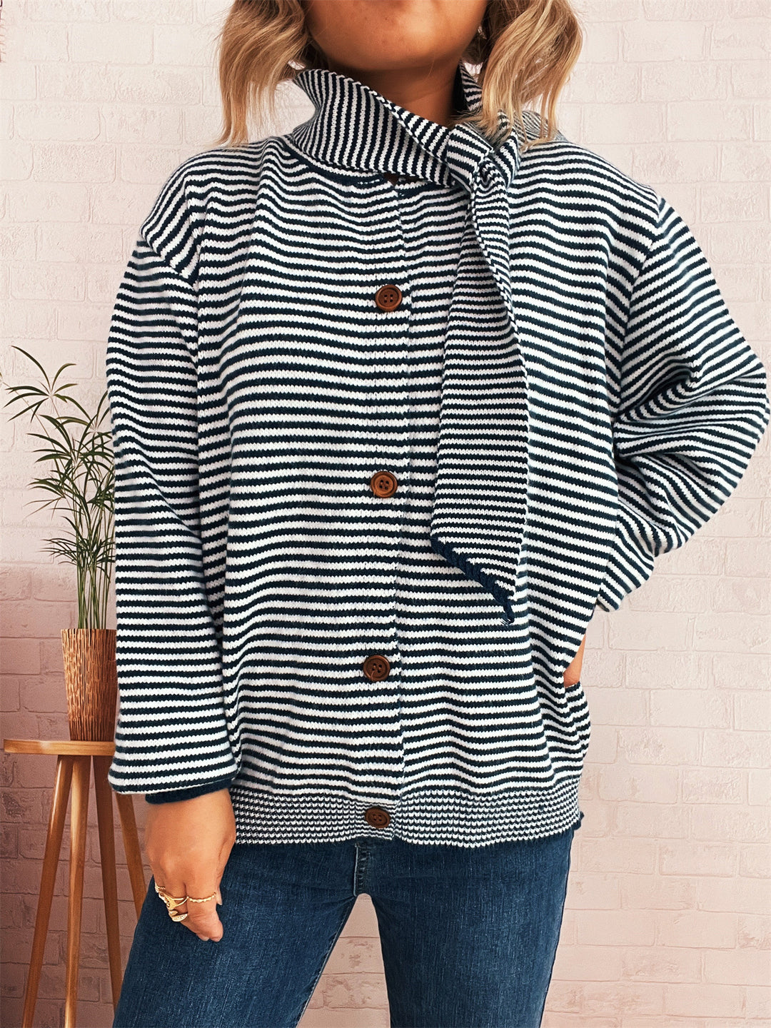 Damen gestreifter Strickcardigan mit hohem Kragen und dekorativen Knöpfen Drune