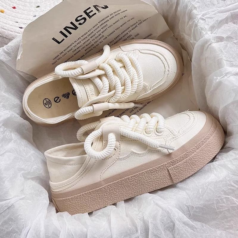Damen Sneakers mit dickem Profil und innovativen Schnürdetails Drune