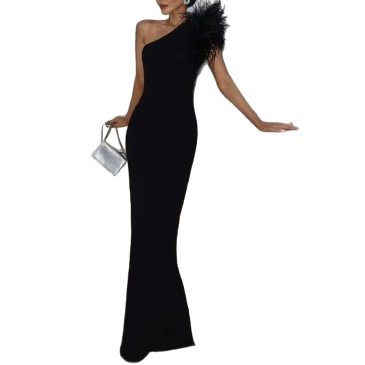 Damen Elegantes Abendkleid mit asymmetrischem Schnitt und kunstvollem Federbesatz Drune