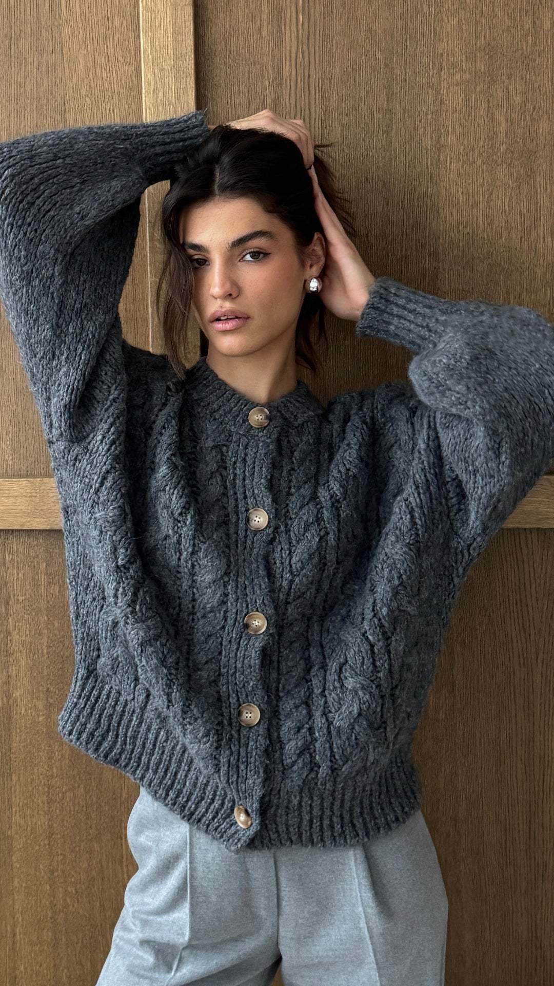 Damen Grobstrickjacke mit voluminösen Ärmeln und großen Knöpfen Drune