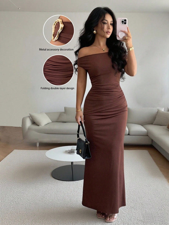 Damen Wickelmaxikleid mit schmalem Schnitt und auffälligen Details Drune