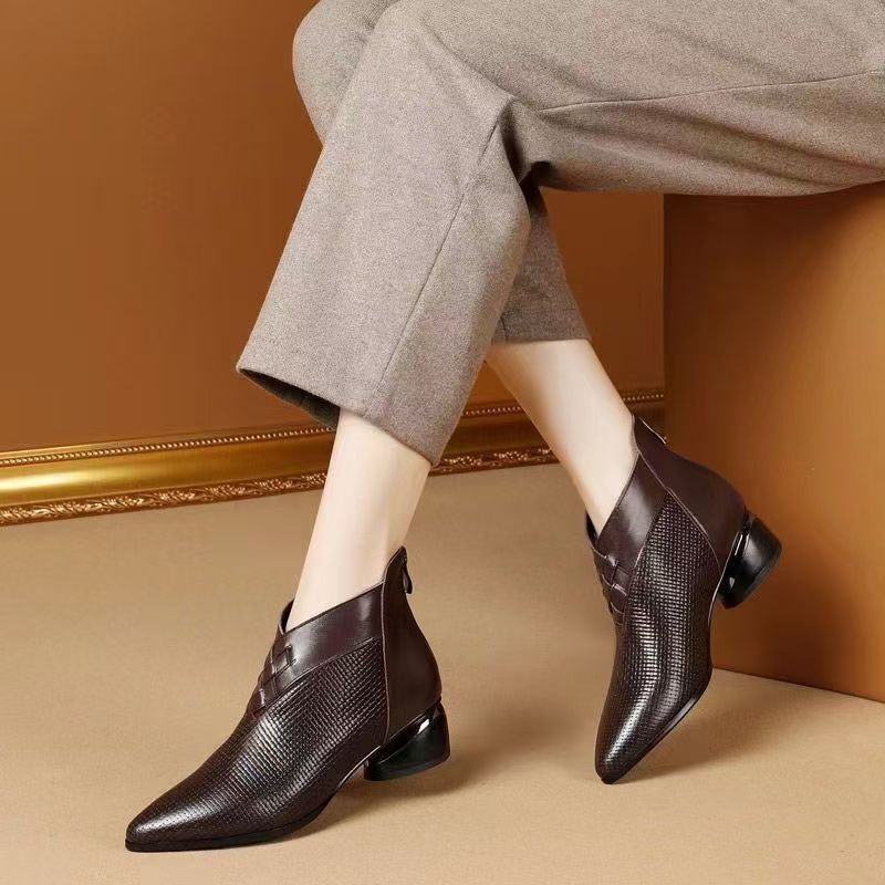 Drune | Stiefeletten - Leder - Spitz zulaufende Zehen - Niedriger Blockabsatz - Texturiertes Paneel