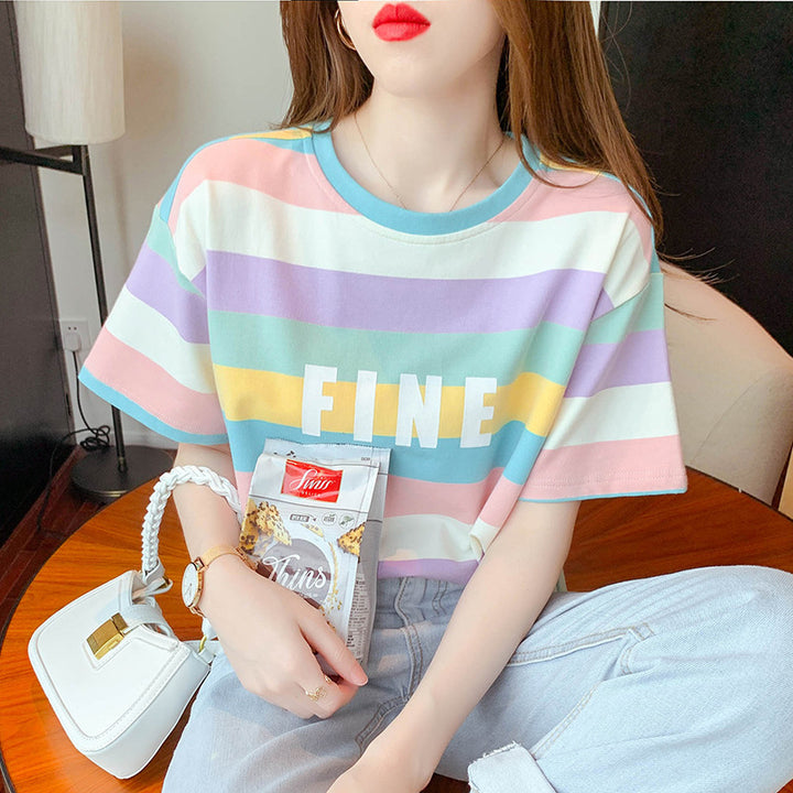 Damen T-Shirt mit buntem Streifenmuster und kreativem Schriftzug Drune