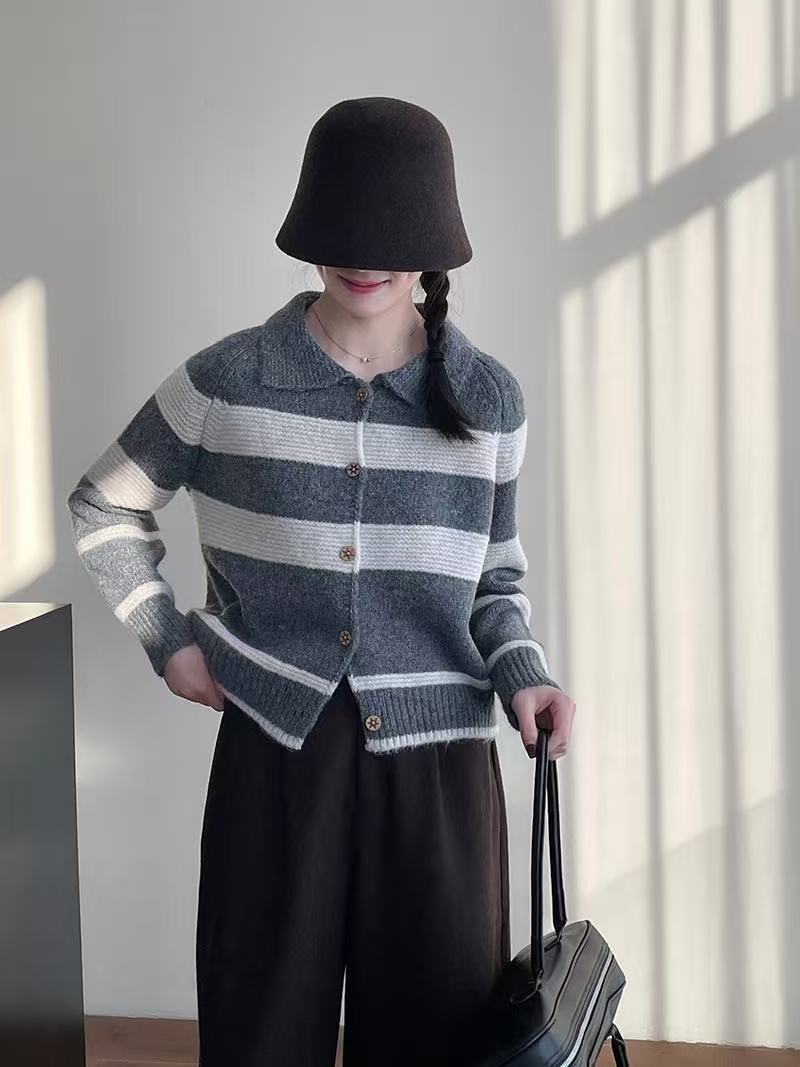Damen Modischer Strickcardigan mit eleganten Streifen und Holzknöpfen Drune