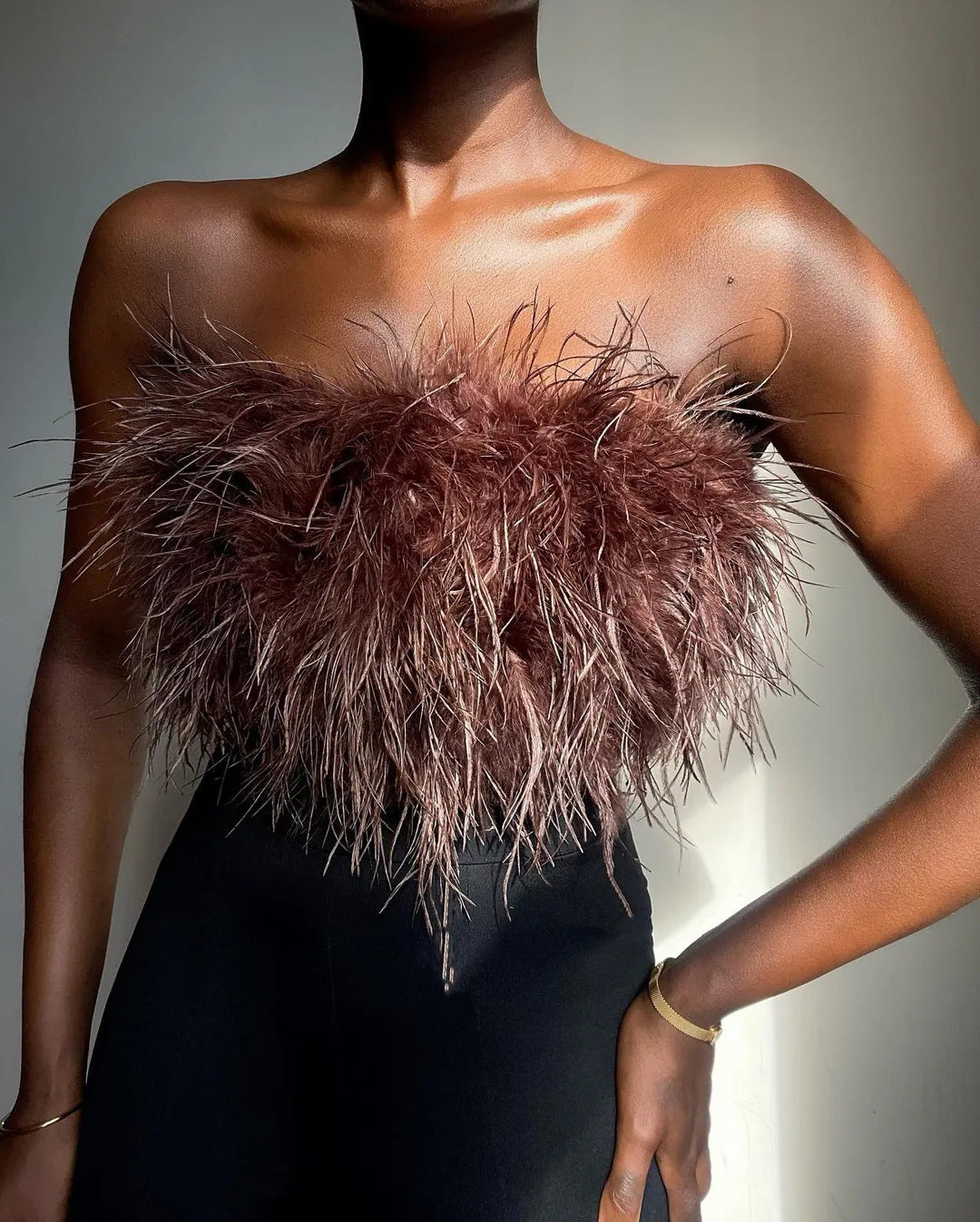 Damen Modische Top mit aufregendem Federn und schulterfreiem Design Drune