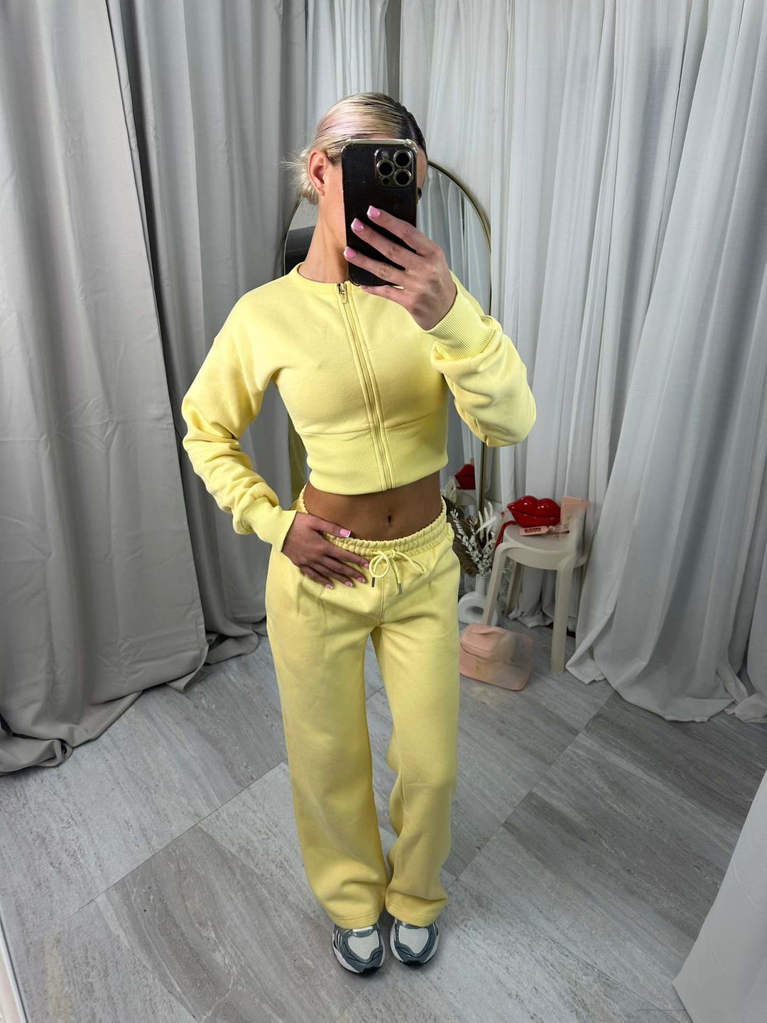 Damen nan kurzes Zip-Cropped-Shirt mit formendem Bund und breite Relax-Sweatpants mit Tunnelzug Drune