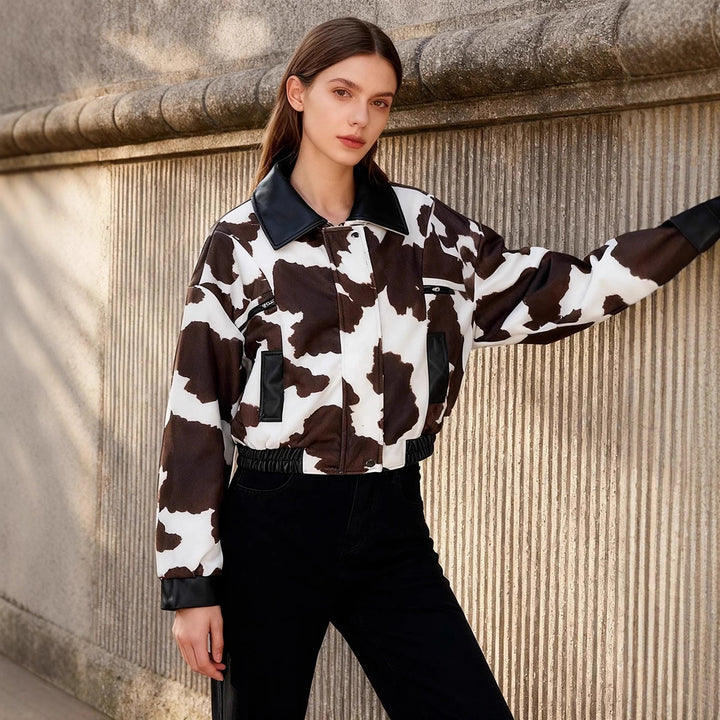 Damen nan cropped Bomberjacke mit Kuhflecken-Muster und Kunstlederbesatz Drune