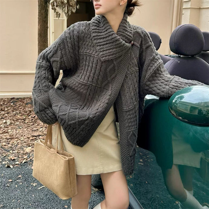 Damen Grobstrickjacke mit hochstehendem Kragen und einzigartigen Zopfmustern Drune