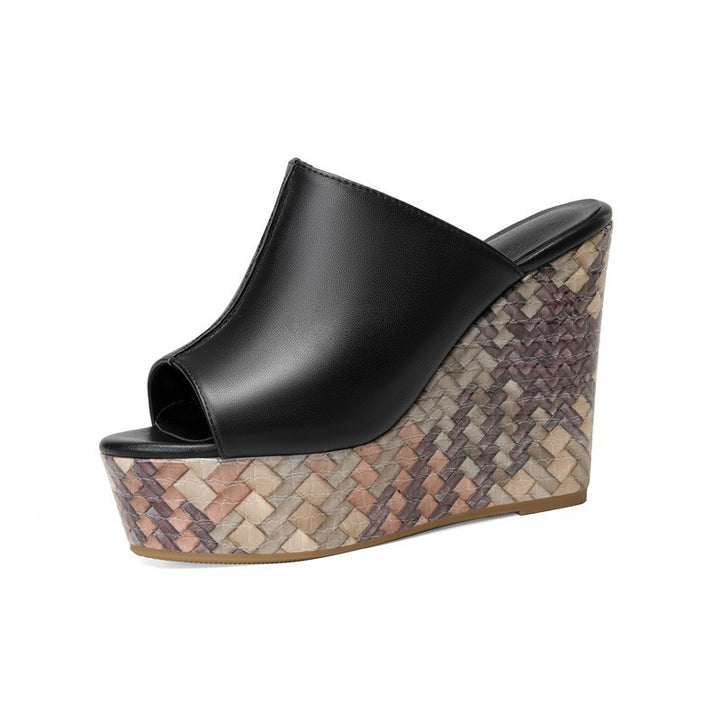 Damen nan elegante Schlupf-Mule mit offener Zehenpartie, skulpturaler Keilplattform in Flechtoptik und Nietenbesatz Drune