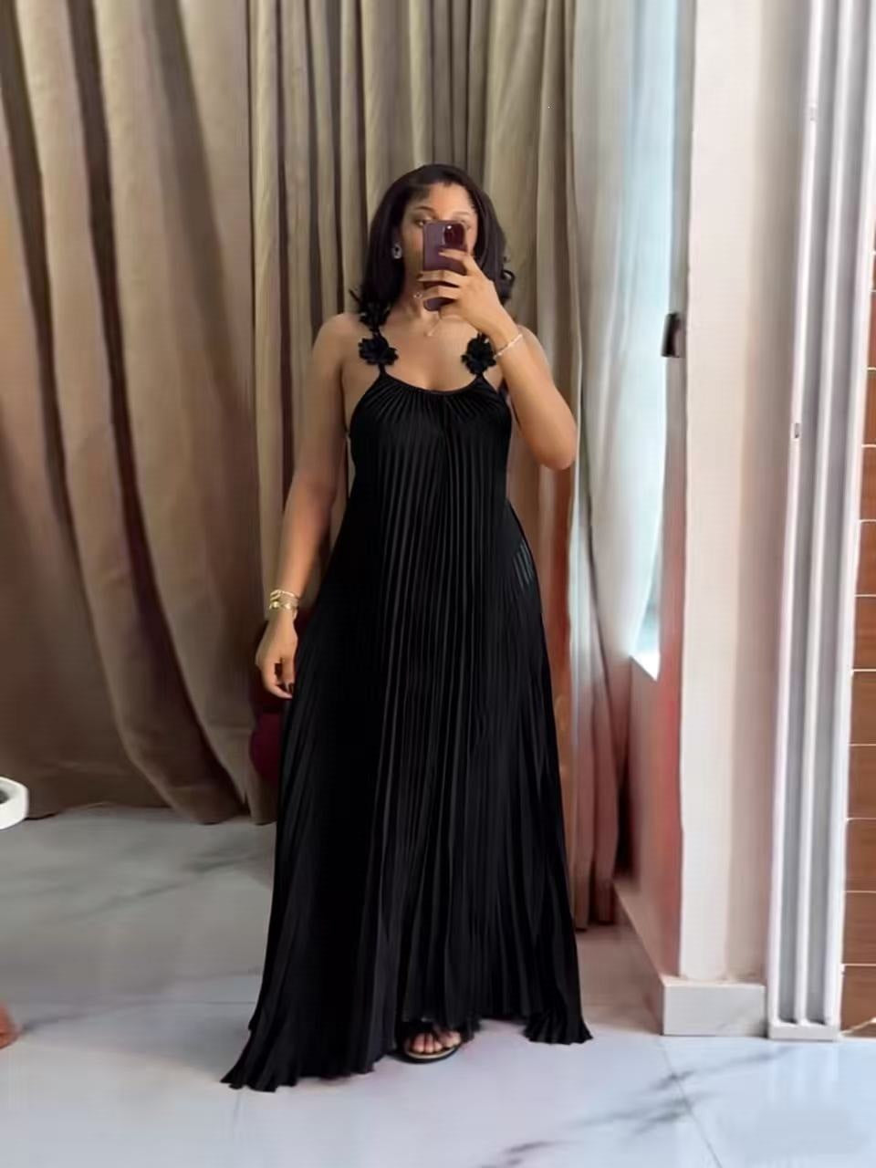 Damen Elegantes Maxikleid mit lässigem Faltenwurf und dekorativen Schulterblüten Drune