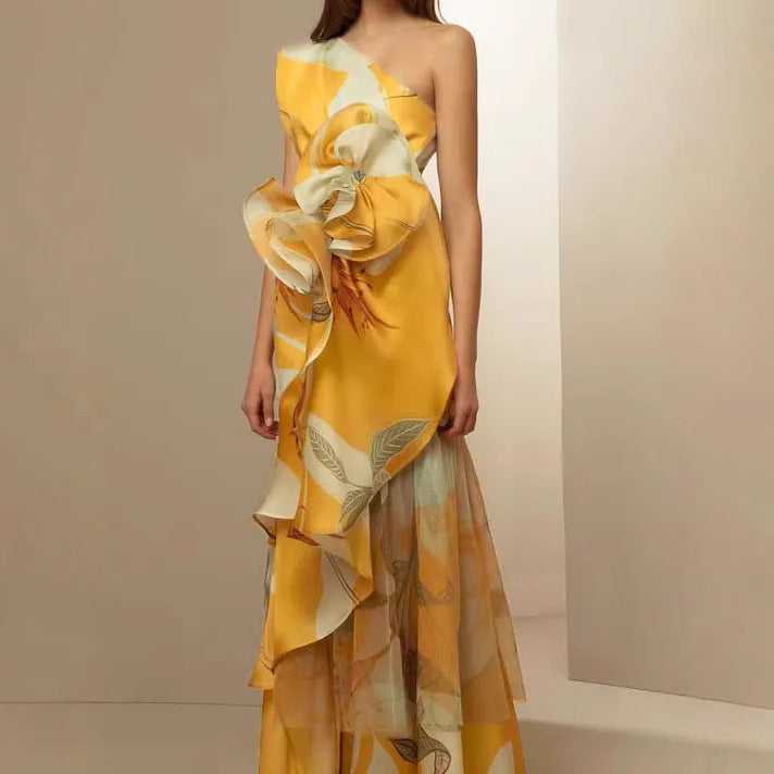 Damen elegantes asymmetrisches Abendkleid mit fließendem Rock und auffälligen Rüschendetails Drune