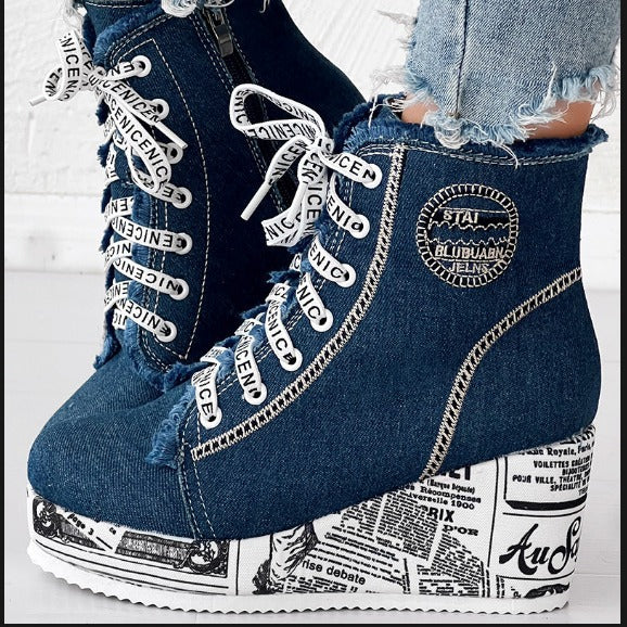 Damen nan Denim-Keilstiefelette mit Plateausohle im Zeitungsprint, Fransenabschluss und seitlichem Reißverschluss Drune
