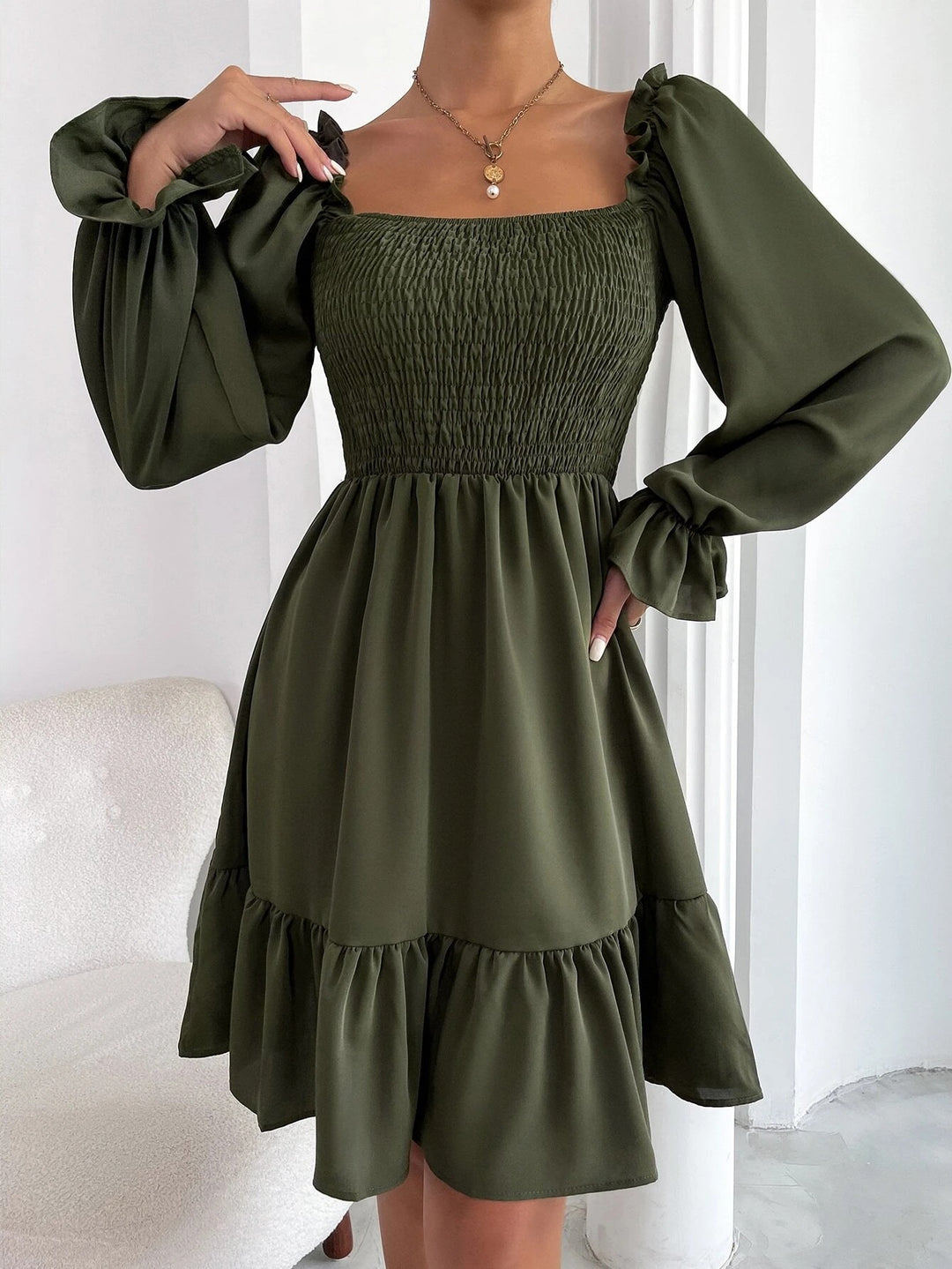 Drune | Paralleles Krepp genähtes Kleid mit Rüschensaum
