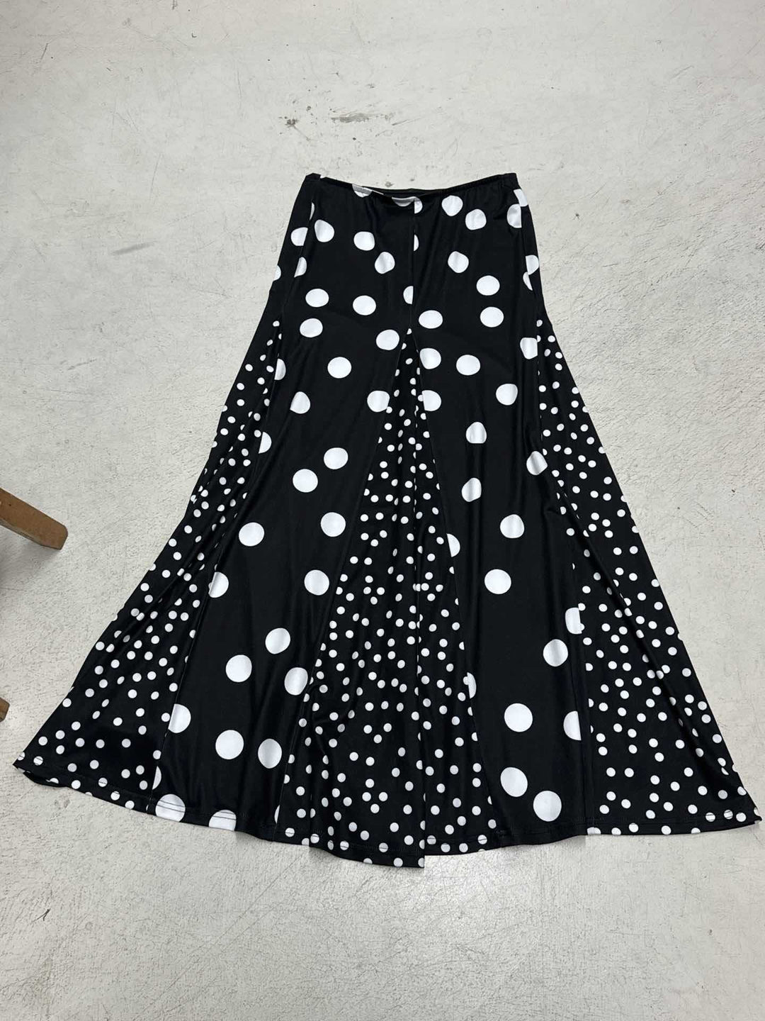 Damen Maxirock mit kontrastierendem Polka Dots Design und weitem Schnitt Drune