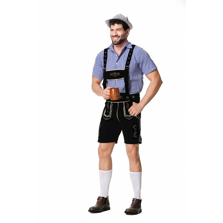 Herren nan traditionelle Trachtenlederhose mit bestickten Hosenträgern, kariertem Trachtenhemd und Filzhut Drune
