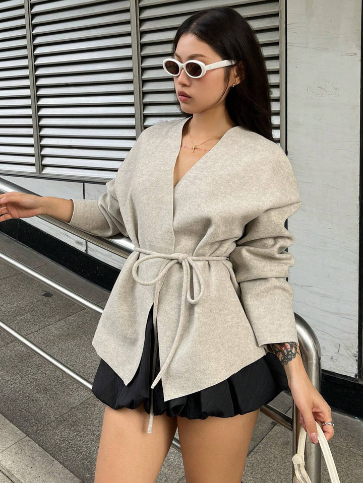 Damen eleganter Wickelmantel mit tailliertem Schnitt und modischen Details Drune