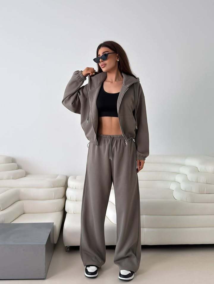 Damen modischer Hoodie mit kurzem Schnitt und passenden Jogginghosen Drune