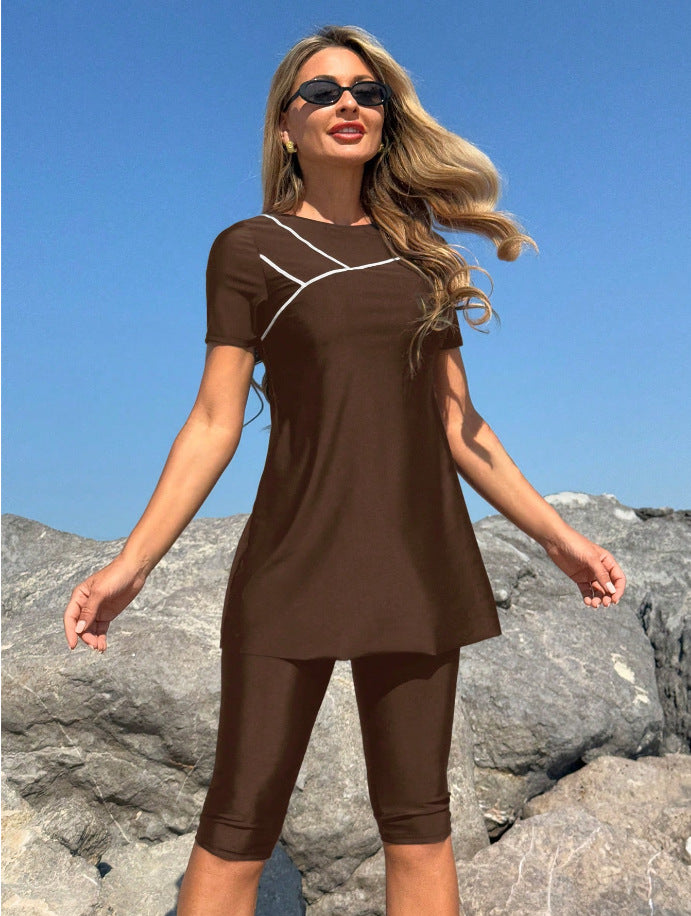 Damen Sportliches Strandoutfit mit kurzem Oberteil und Radlerhosen Drune