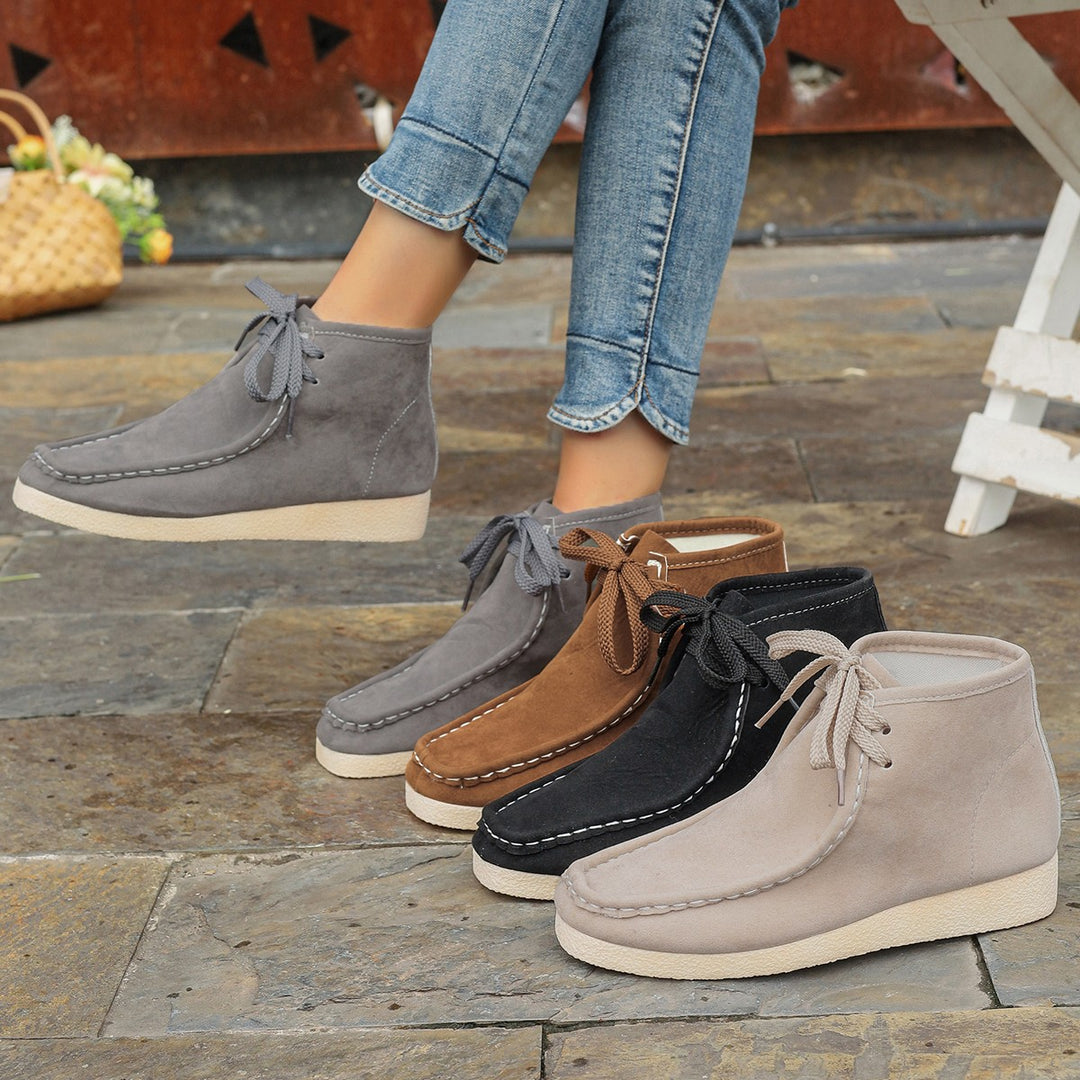 Damen knöchelhoher Mokassin-Boot mit Wildlederoptik, getragener Moccasin-Naht, dämpfender Crepe-Laufsohle und robusten Schnürsenkeln Drune