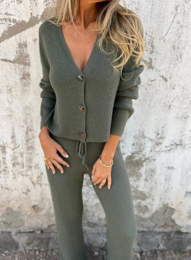 Damen Strickanzug mit tiefem V-Ausschnitt und eleganten Knopfdetails Drune
