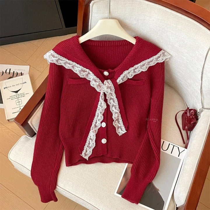 Damen Strickjacke mit Rüschen-Halsband und dekorativen Knöpfen Drune