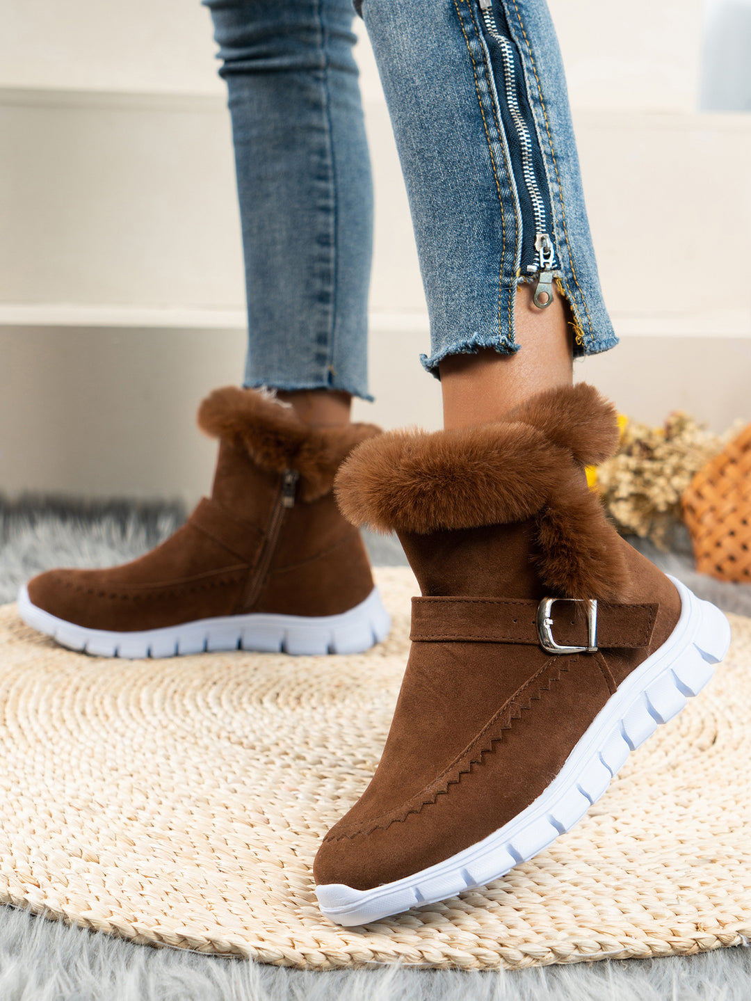 Damen nan gefütterte Kurzstiefel mit Kunstfellbesatz, Velourslederoptik, seitlichem Reißverschluss, dekorativer Metallschnalle und profilierter Lightweight-Sohle Drune
