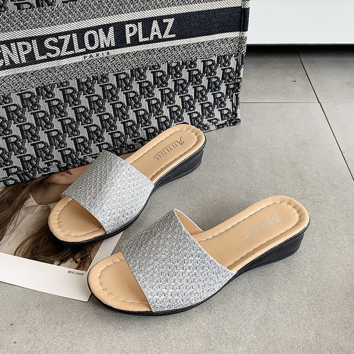Damen nan Glitzerslipper mit breiter Riemenfront, offenem Zehenbereich, gepolstertem Komfortfußbett und leichtem Keilabsatz Drune