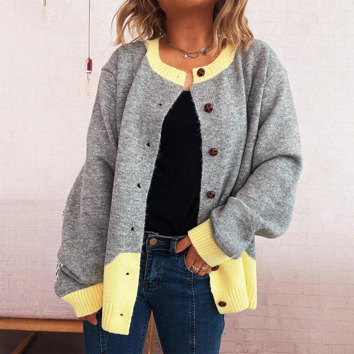 Damen kuschelige Strickjacke mit kontrastierenden Bündchen und Knopfdetails Drune