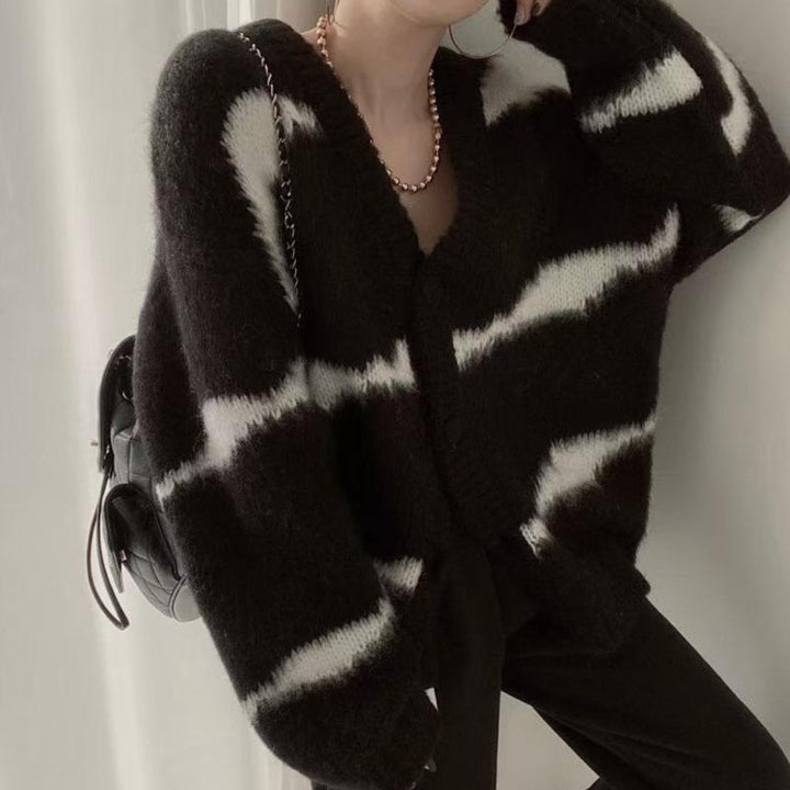 Damen gemütlicher Strickcardigan mit tiefem V-Ausschnitt und auffälligen Knopfdetails Drune