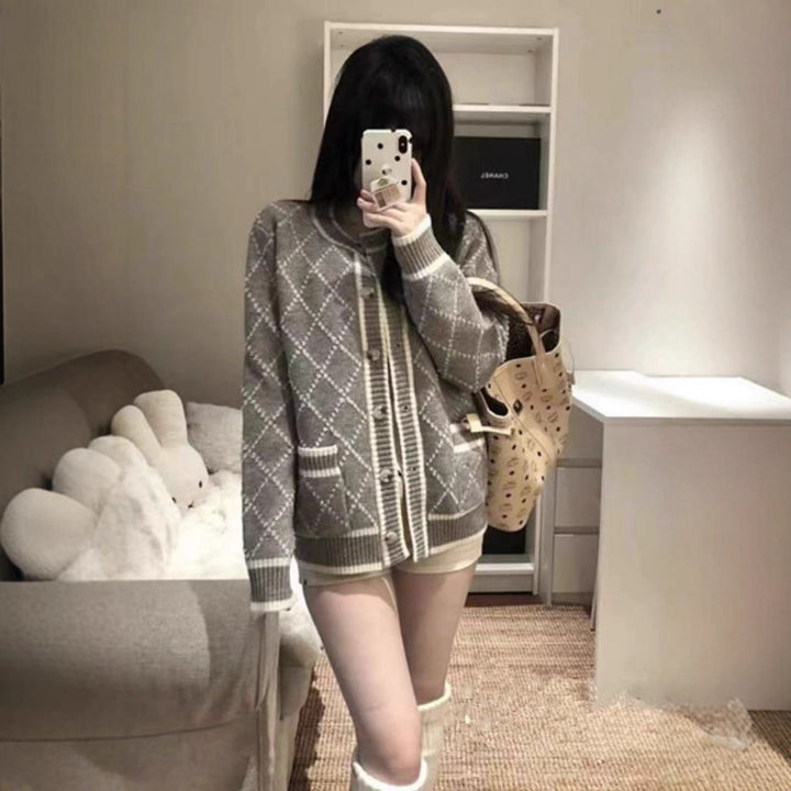 Damen modischer Strickcardigan mit eleganter Rautenmusterstruktur und goldenen Knöpfen Drune