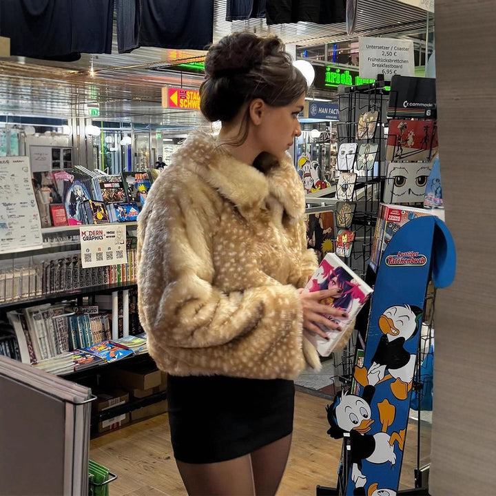 Damen Kunstfelljacke mit weitem Kragen und eleganten Rüschen Drune