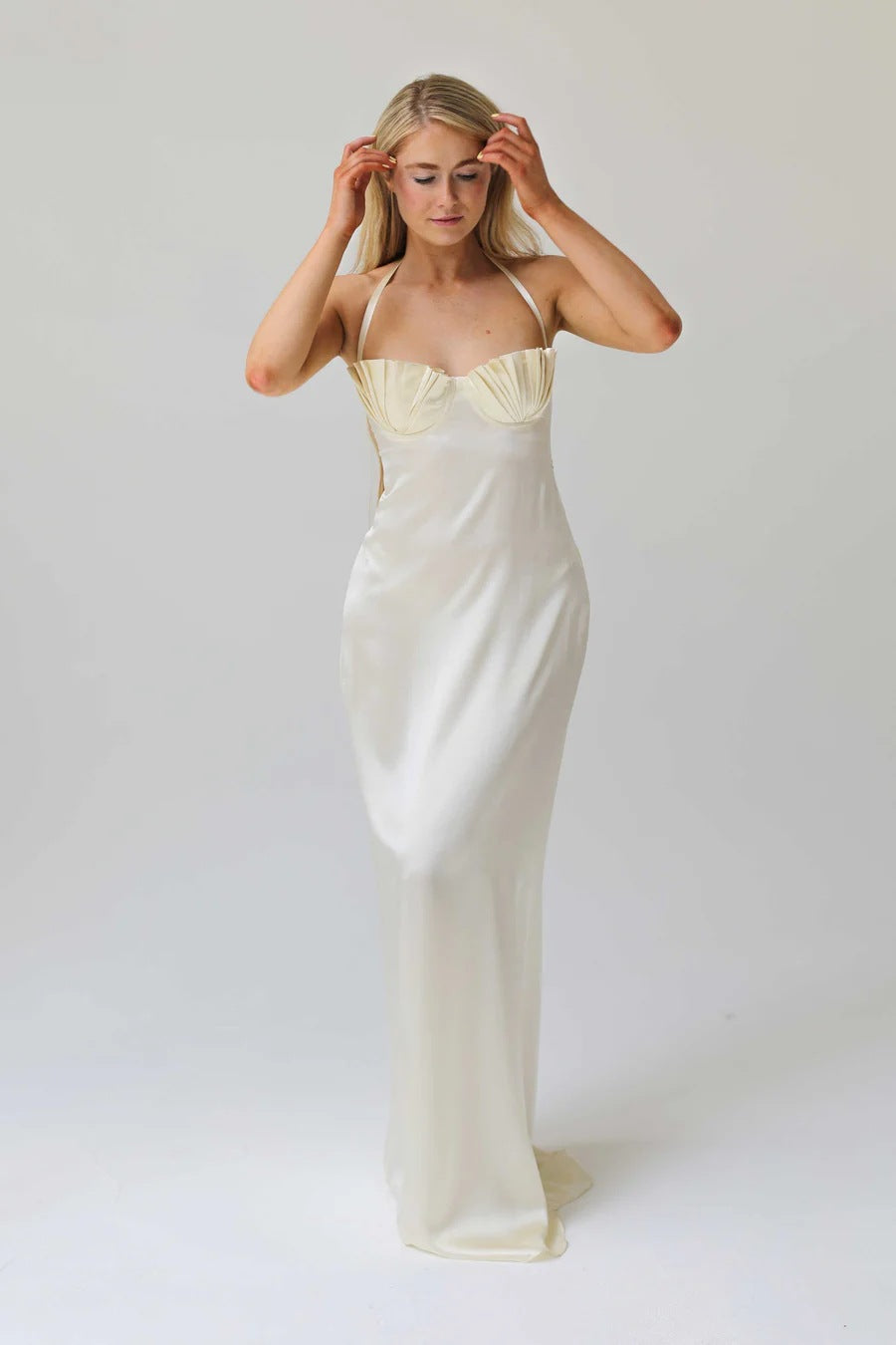 Damen Abendkleid mit tailliertem Oberteil und raffinierten Falten Drune