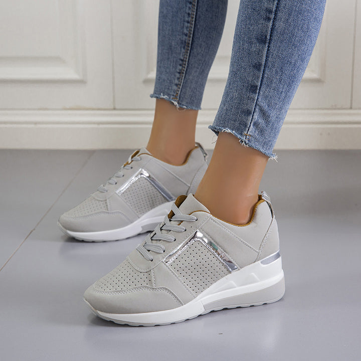Damen  Keil‑Sneaker mit perforiertem Microfaser‑Upper, gepolsterter Fersenkappe und rutschfester Profilsohle Drune
