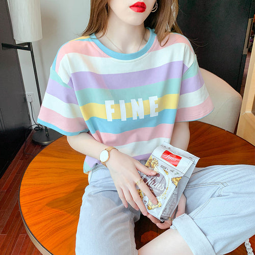 Damen T-Shirt mit buntem Streifenmuster und kreativem Schriftzug Drune