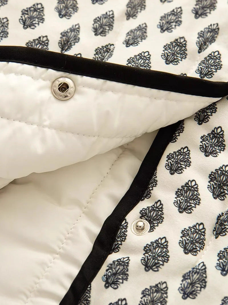 Damen gesteppte Jacke mit dekorativen Taschen und modernem Print Drune
