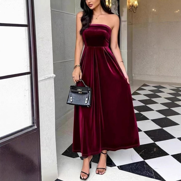 Damen Maxikleid mit schulterfreiem Schnitt und fließendem Satinmaterial Drune