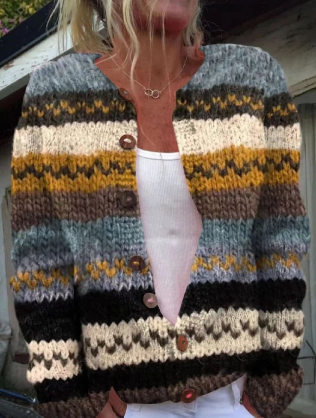 Damen nan kuscheliger Strickcardigan mit Zierholzknöpfen und Rundhalsausschnitt Drune