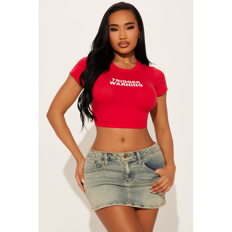 Damen cropped T-Shirt mit modernem Schriftzug und figurbetontem Schnitt Drune