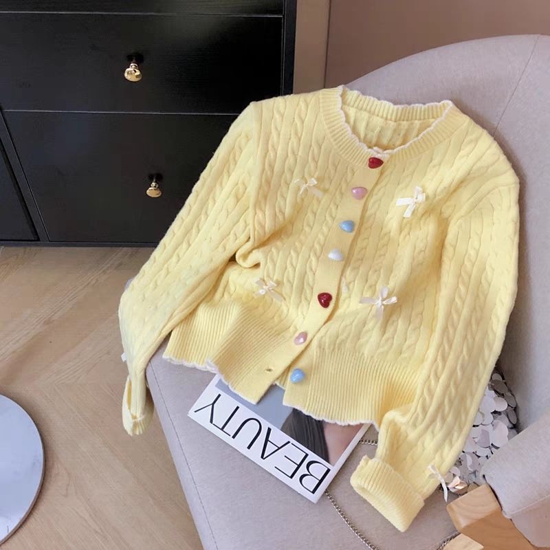 Damen Strickjacke mit Zopfmuster und verspielten Verzierungen Drune