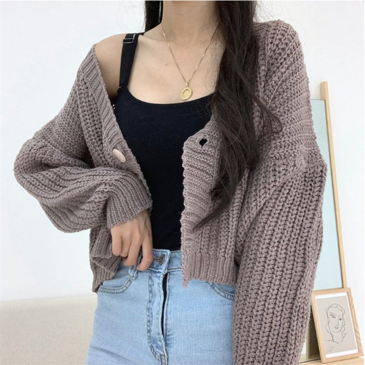Damen kurze Strickjacke mit tiefem V-Ausschnitt und besonderen Knopfdetails Drune