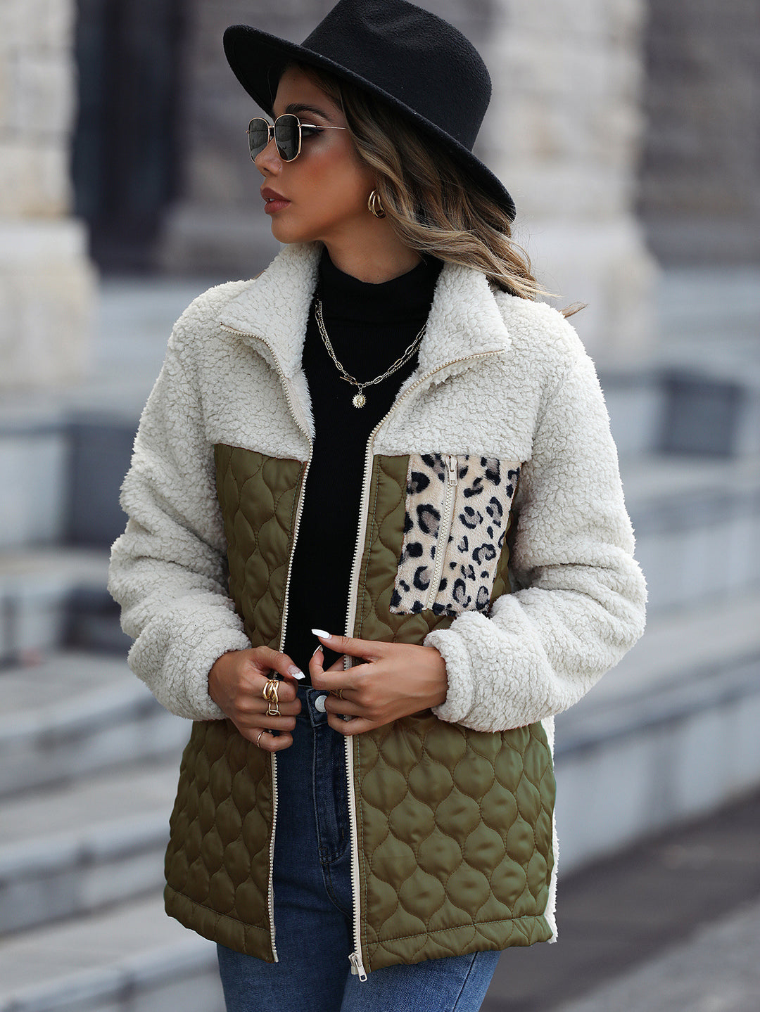 Damen Fleecejacke mit modernen Patchwork-Details und tierischem Muster Drune