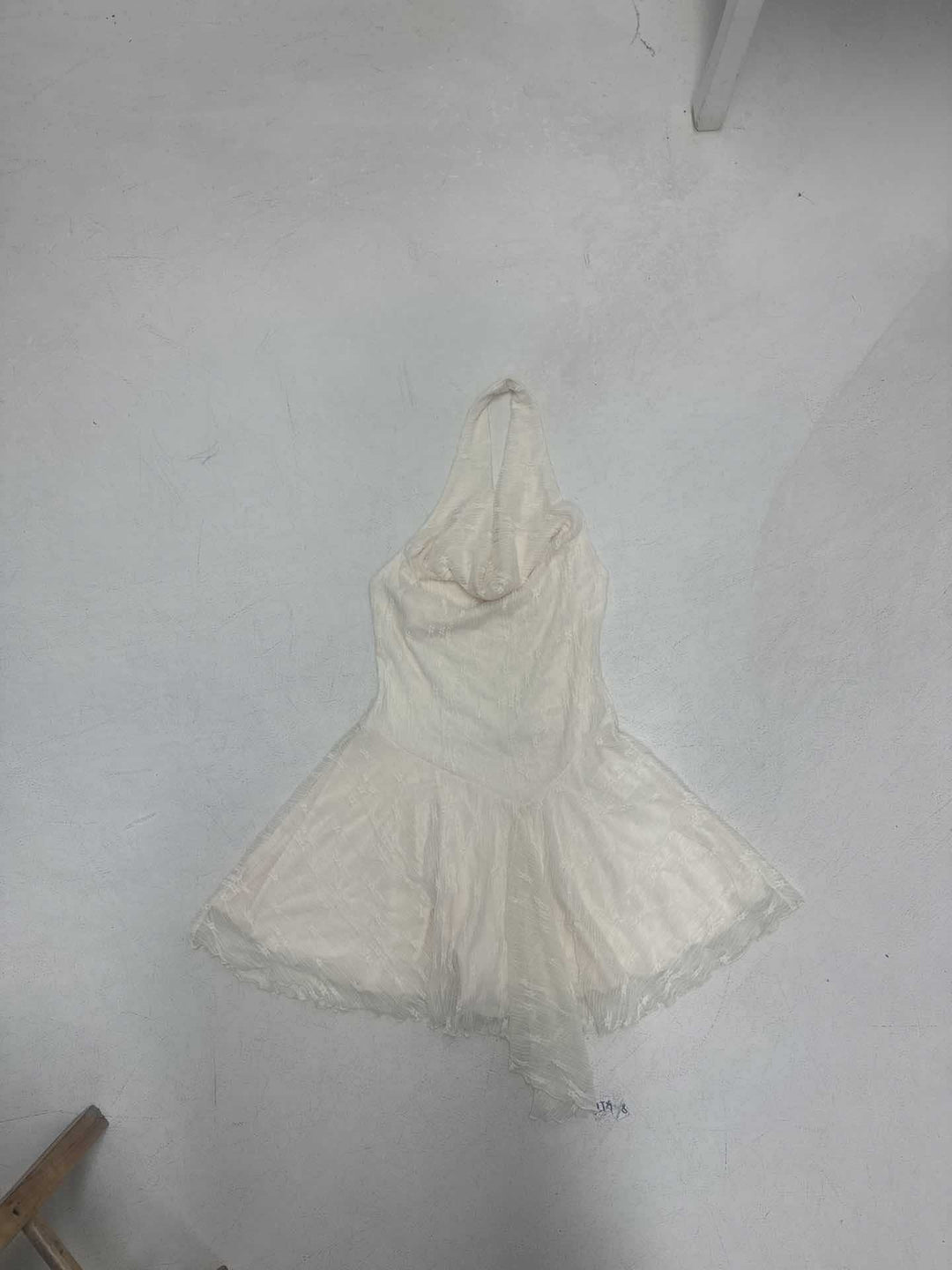 Damen Halterkleid mit fließendem Schnitt und Rüschendetails Drune
