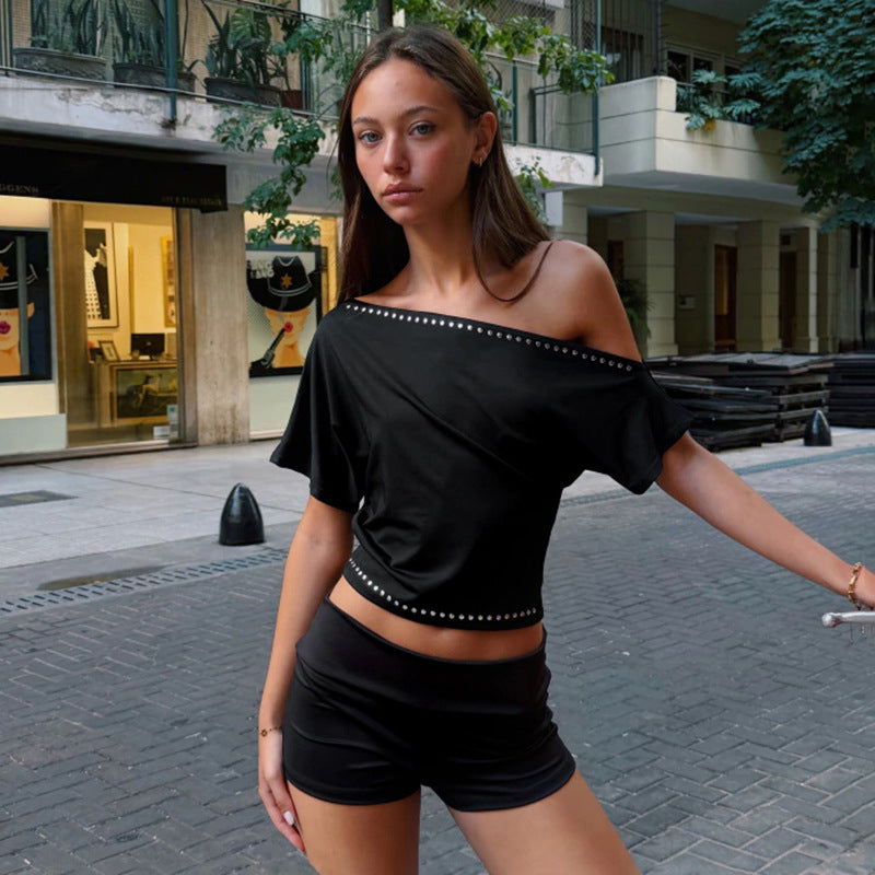 Damen asymmetrisches Crop-Top mit weich fließendem Stoff und dekorativem Nietenbesatz Drune