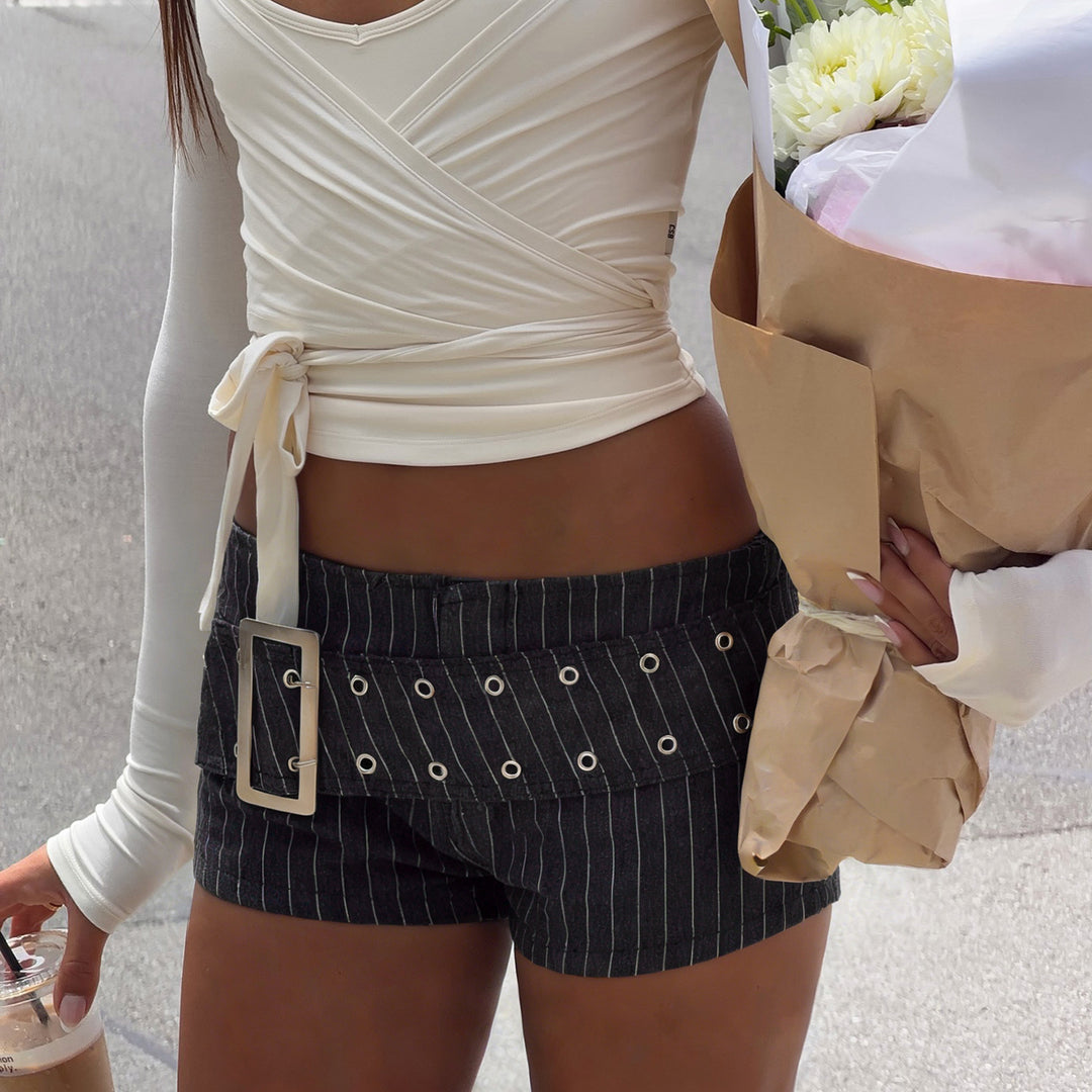 Damen Shorts im urbanen Nadelstreifen-Look mit breitem Taillengürtel und Ösen Drune