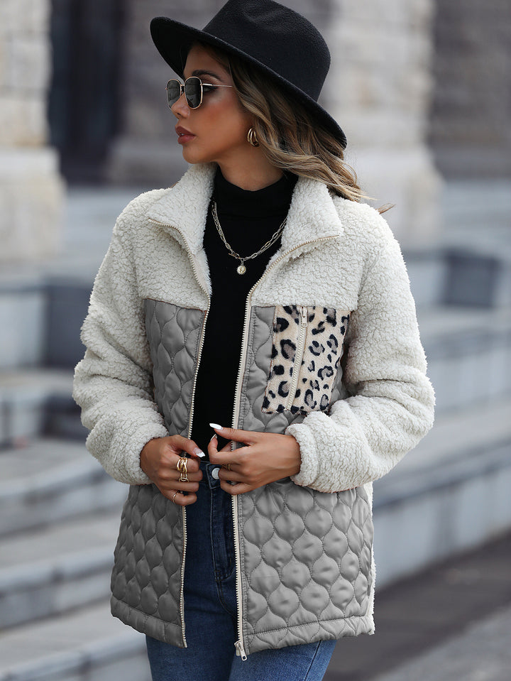 Damen Fleecejacke mit modernen Patchwork-Details und tierischem Muster Drune