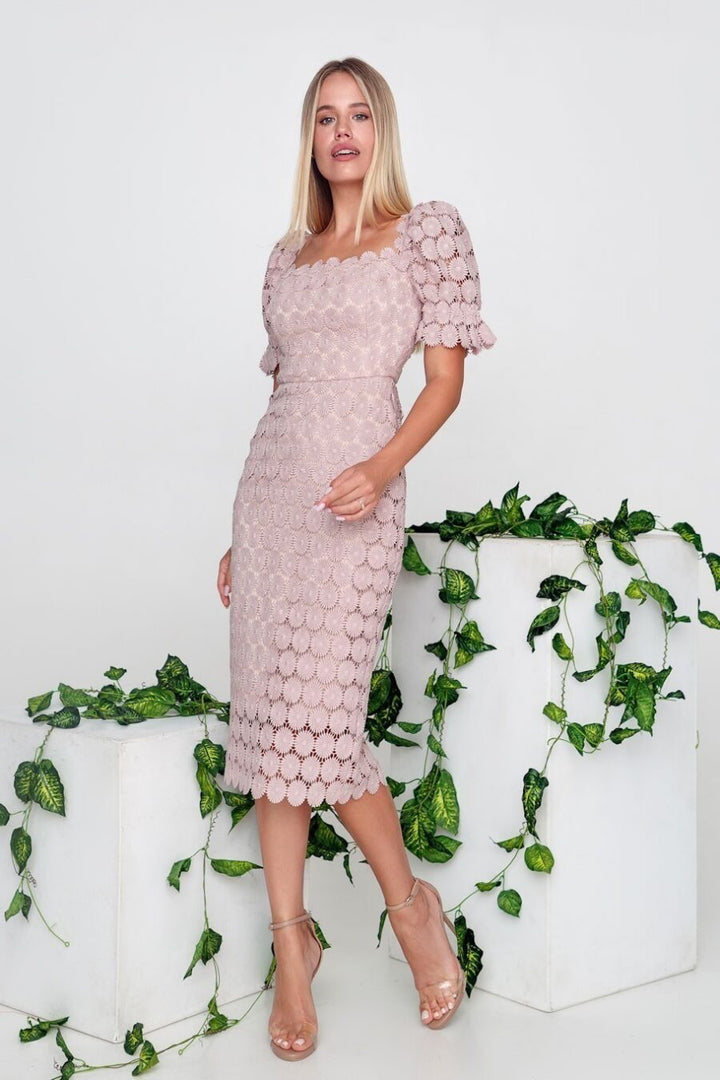 Drune | Midi-Kleid mit Runden Spitzen Details und Kurzen Ärmeln