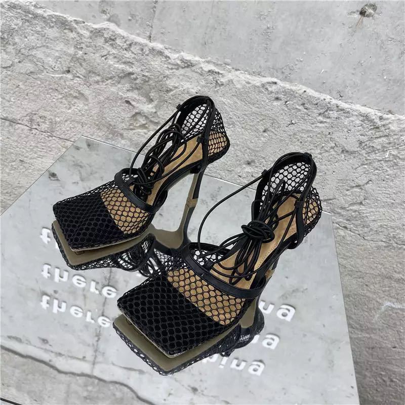 Damen nan luftige Netz-Sandalette mit quadratischer Zehenbox und Wickelschnürung Drune